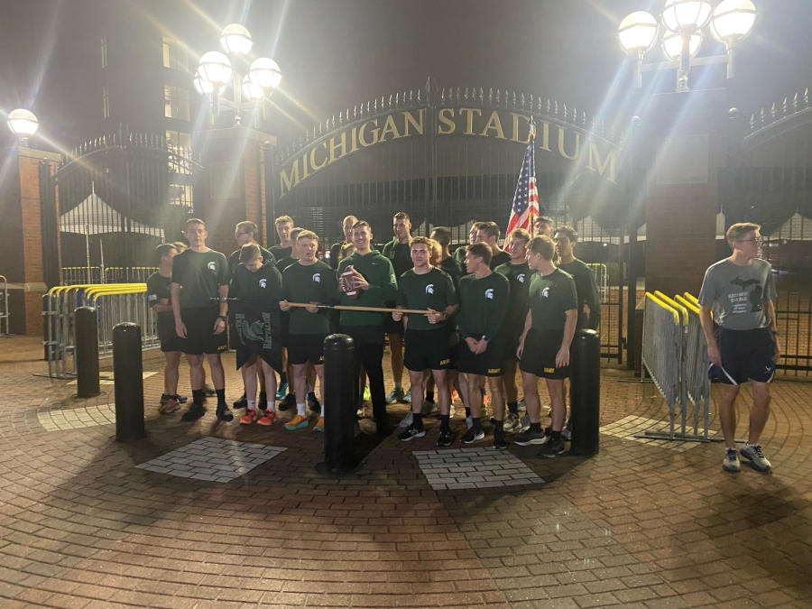 MSU and UofM Army ROTC cadets together at beginning of race